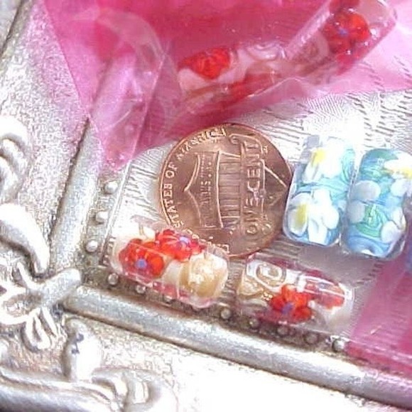 2 Vintage Czech Handmade Glass Lampwork Beads Blue White Daisy Flowers Floral - Picture 4 of 4